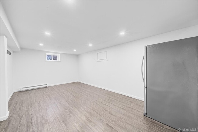 Building Photo - 68-21 Cloverdale Ln