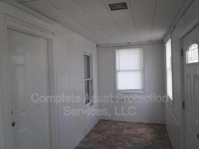 Building Photo - 6812 California Ave
