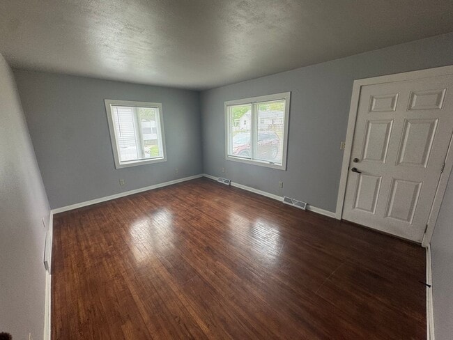 Building Photo - Main Level House