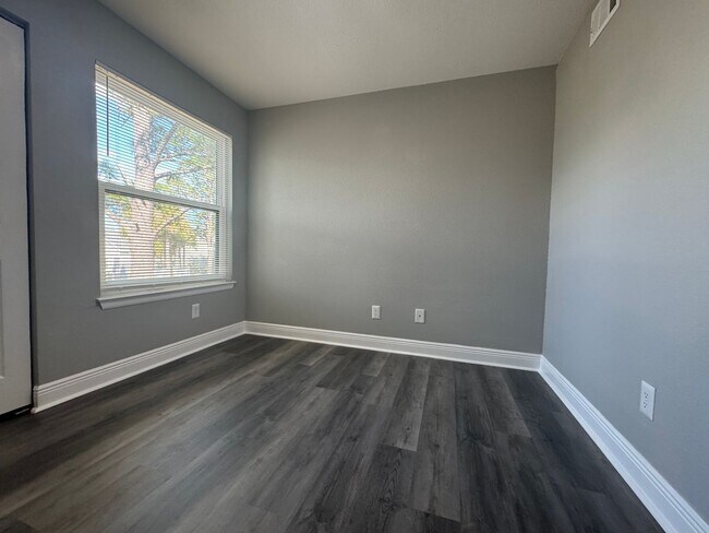 Building Photo - Newly Renovated 2/1 Condo ~ Gated Community near Tuskawilla!