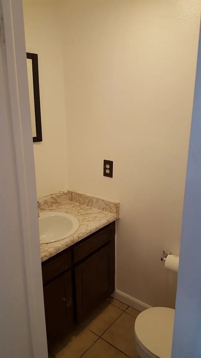 Building Photo - Charming Golden Townhome!