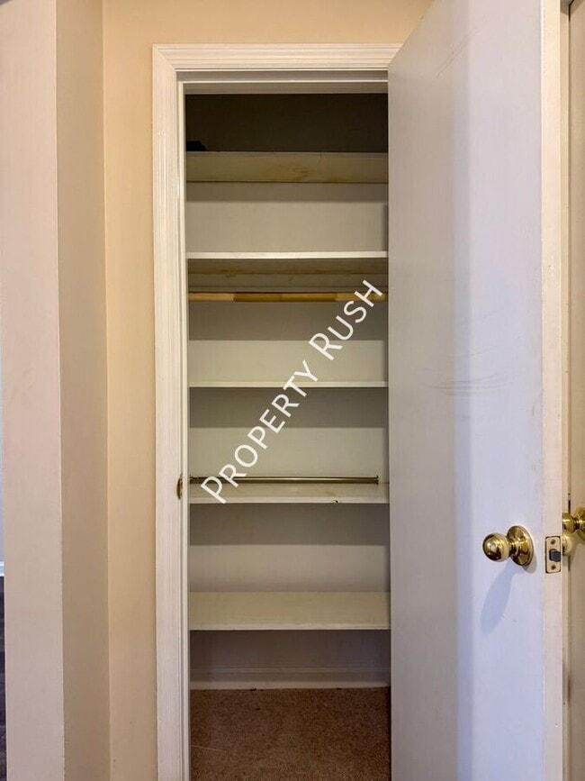 Building Photo - 1110 Fernway Cir