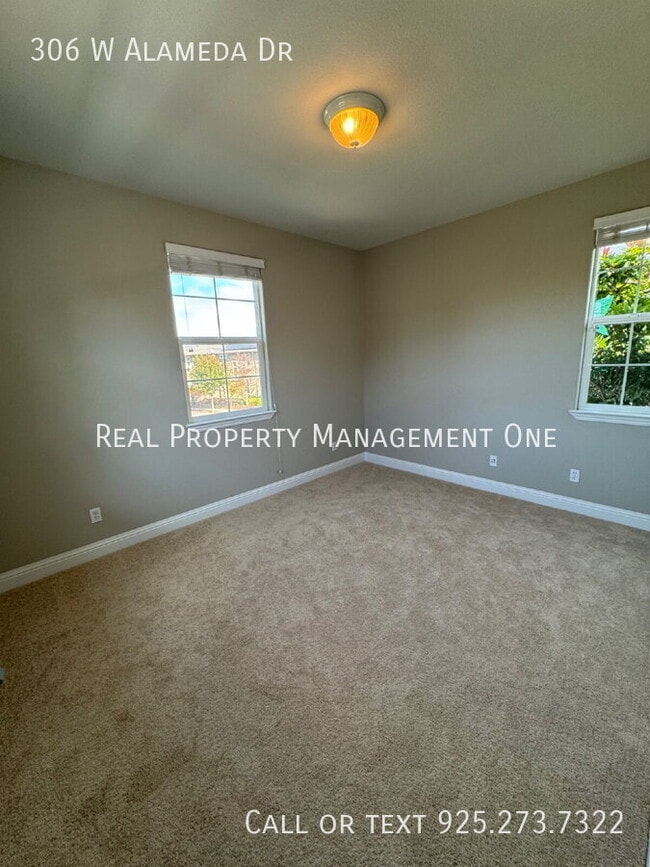 Building Photo - 306 W Alameda Dr