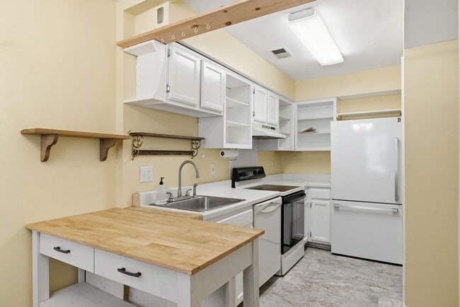 Building Photo - Two-Bedroom Townhouse Near Bus Line – Pet Friendly