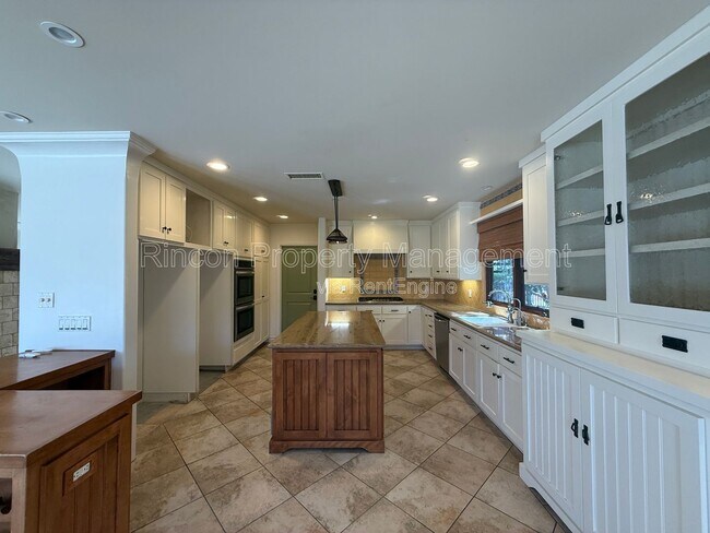 Building Photo - 2166 Palomar Ave