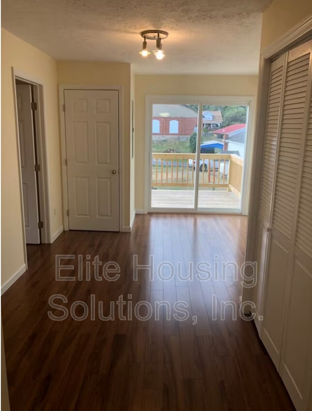 Building Photo - 204 Maple Ave