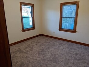 Building Photo - Large 3+ bedroom