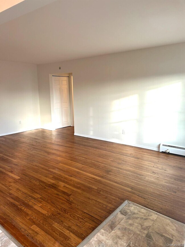 Building Photo - 8 Colonial Rd