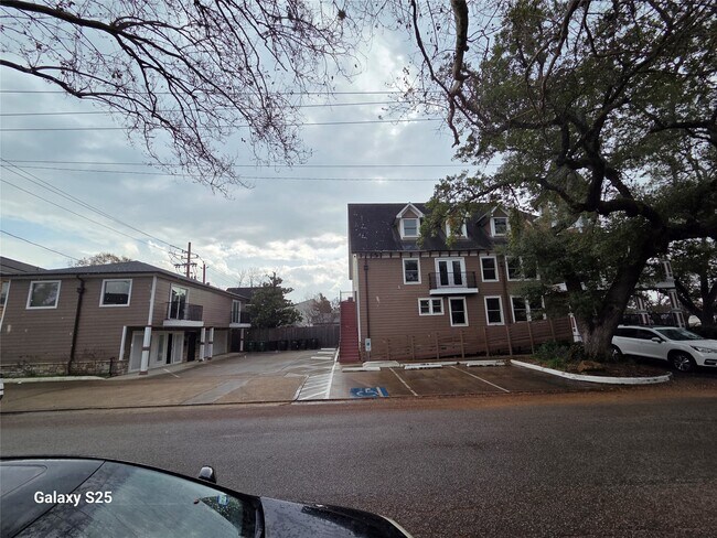 Building Photo - 102 E 5th St