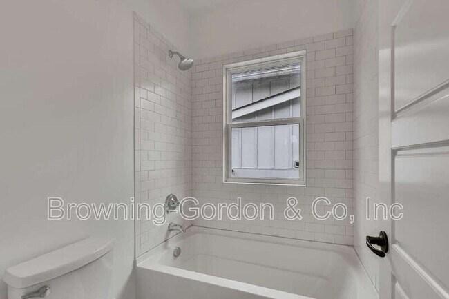 Building Photo - 1137B Kirkland Ave