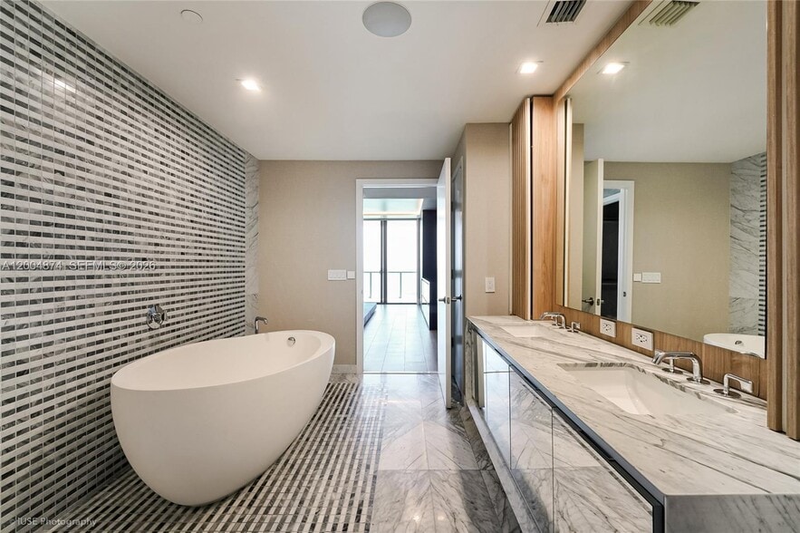 Building Photo - 788 NE 23rd St