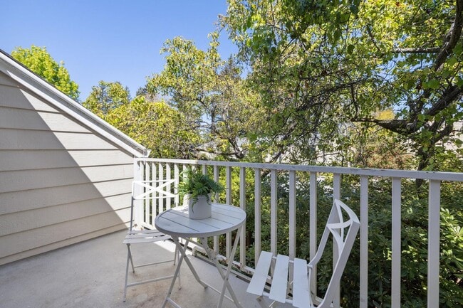 Building Photo - Delightful 3/3bth End-Unit Townhouse in Ce...