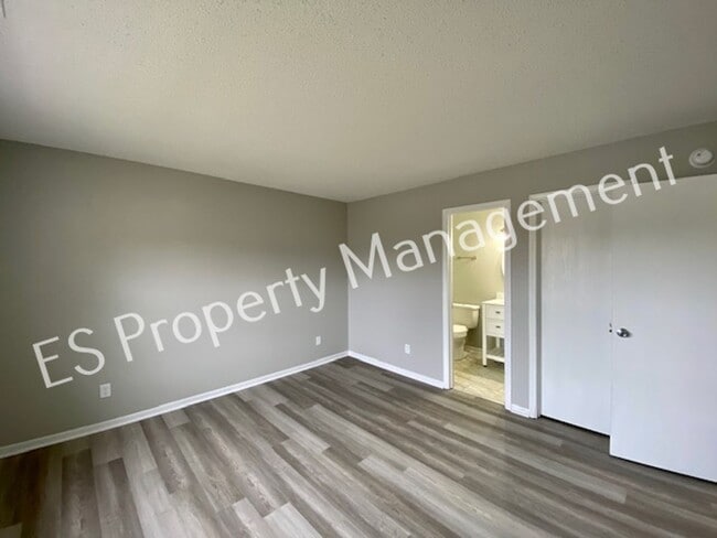 Building Photo - Stunning 3 Bedroom 2 Bath in SouthWest River Run Neighborhood!