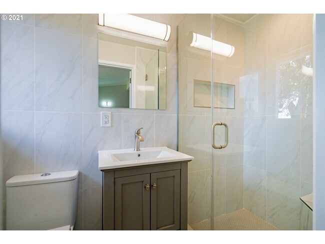 Building Photo - Gorgeous 3 Bedroom Remodel in Highly Desir...