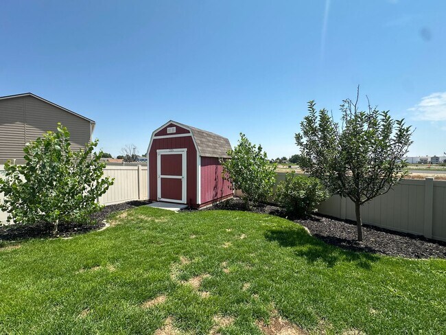 Building Photo - Stunning 4 Bed Home with Hot Tub in Founta...