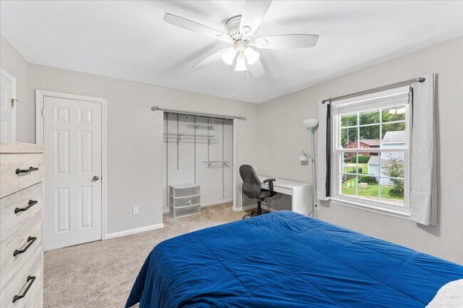 Building Photo - 2224 Timberwood Cir N