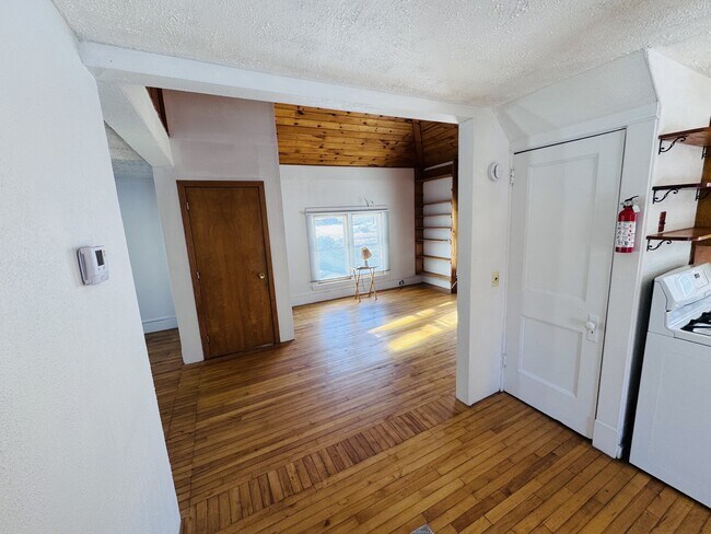 Building Photo - 240 Pine St