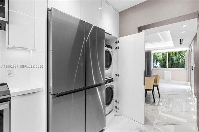 Building Photo - 10190 Collins Ave