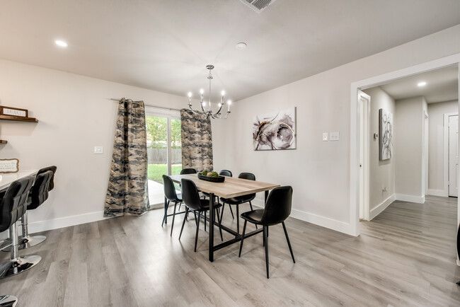 Building Photo - 11385 Earlywood Dr
