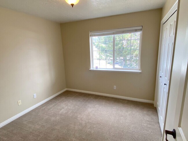 Building Photo - Beautiful 2 Bedroom Condo in North Orem