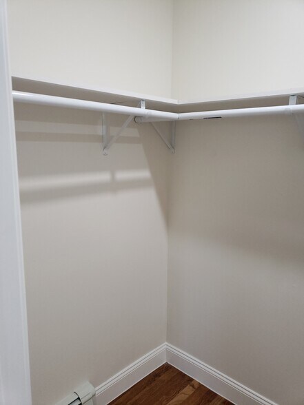 Building Photo - 34 Old East Neck Rd