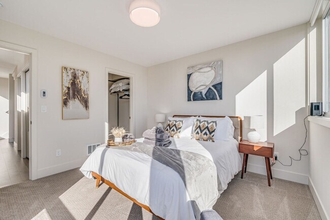 Building Photo - 4205 Evanston Ave N