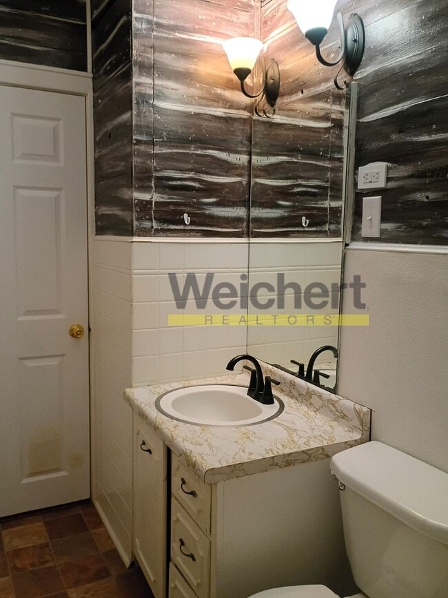 Building Photo - Charming 2BR/1BA Home with Spacious Backyard