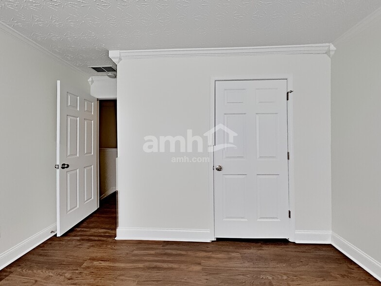 Building Photo - 1959 Johns Pl Ct NE