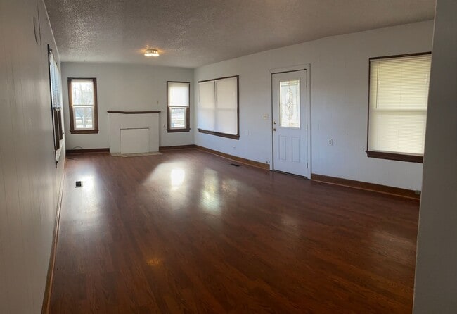 Building Photo - 3bed/1bath house on Homedale Rd.