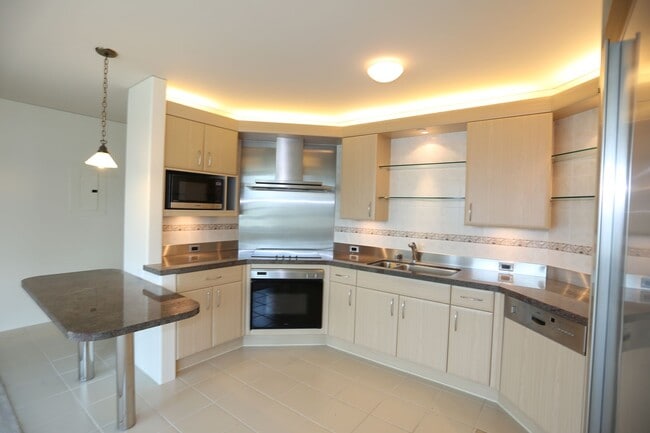 Building Photo - Hawaiki Tower - 2 bedroom, 2 bath with 2 c...