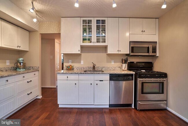 Building Photo - 1650 Parkcrest Cir