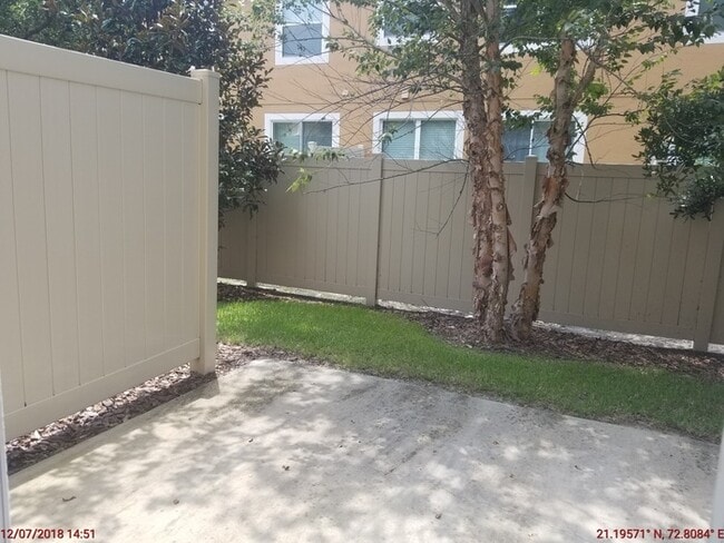 Building Photo - Beautiful 3 bedrooms 2.5 baths townhouse w...