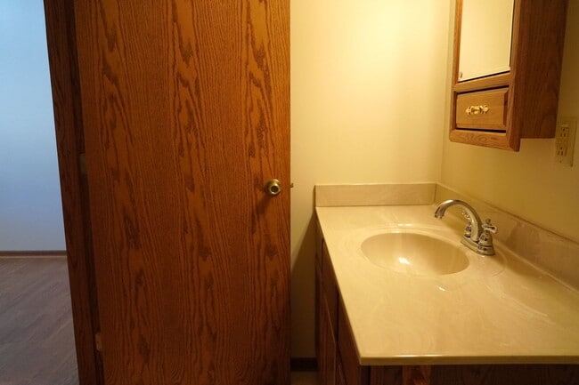 Building Photo - 2 Bedroom, 2 Bath Home