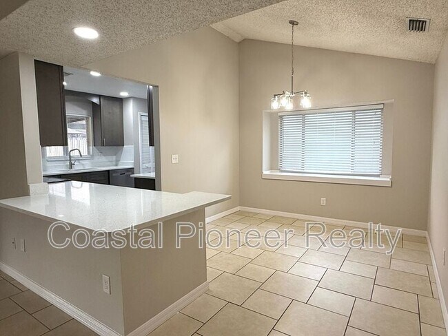 Building Photo - 1412 High Knoll Dr