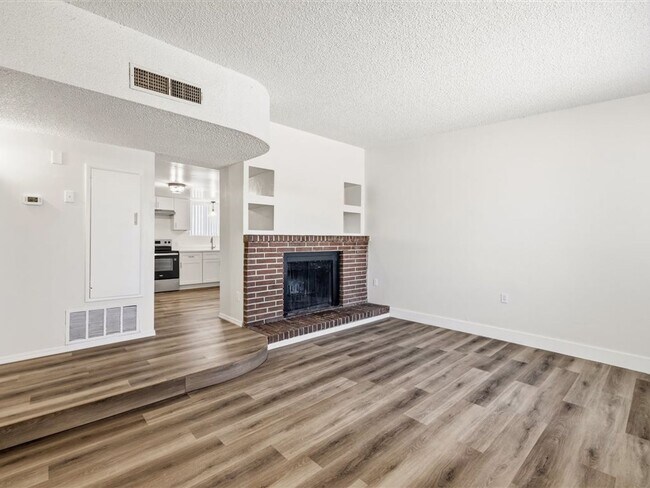Building Photo - 2 Bedroom 2 Bathroom Home with Flex Space & Spacious Backyard!