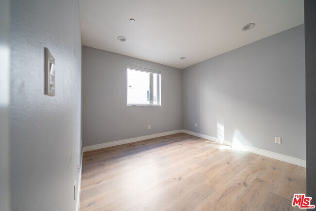 Building Photo - 11318 Miranda St