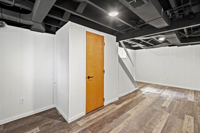 Building Photo - AVAILABLE JULY 1ST!! Don't miss this STUNNING 3 bedroom!