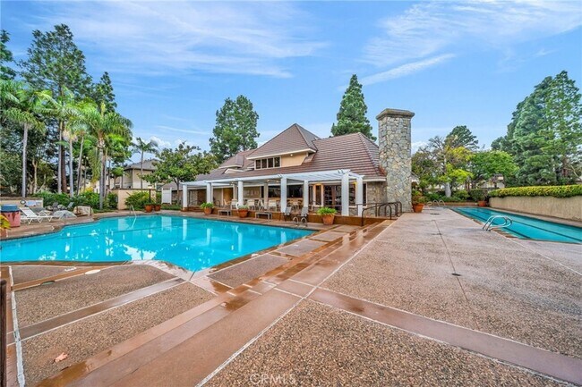 Building Photo - 2559 Plaza del Amo