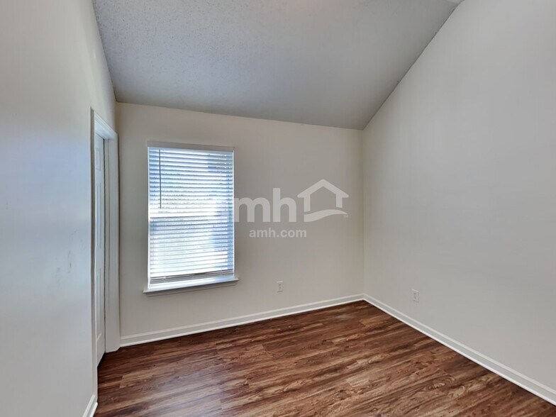 Building Photo - 3013 Summer Breeze Dr