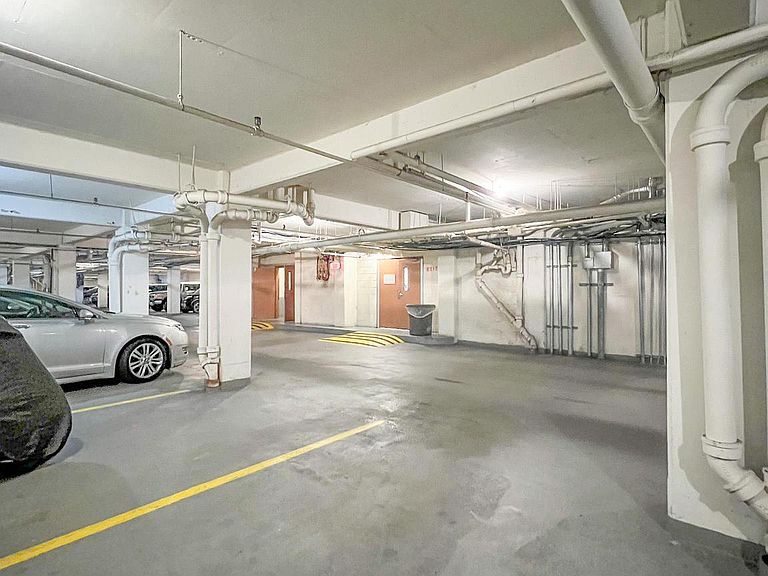 Garage - 4600 Duke St
