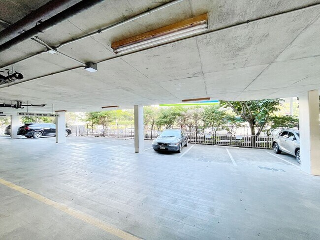 Building Photo - Downtown Living at Royal Queen Emma! 2 PAR...