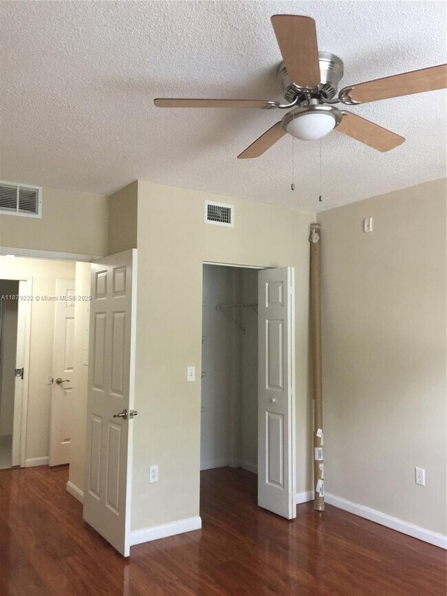 Building Photo - 7940 N Nob Hill Rd