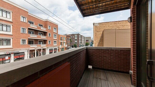 Building Photo - 1449 W Fullerton Ave