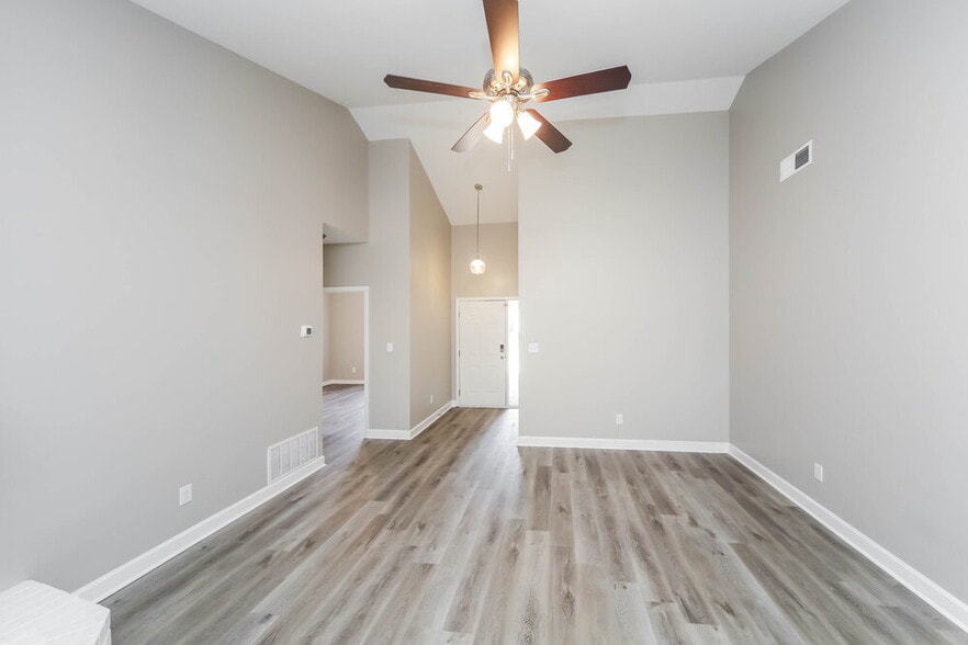 Building Photo - 5985 Eagle Ln