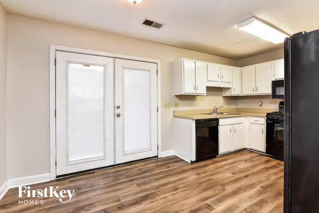 Building Photo - 560 Crestridge Ct