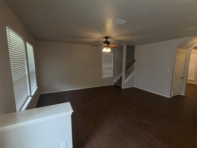 Building Photo - Large 4 bedroom / 2.5 bathroom home in Alamo Ranch