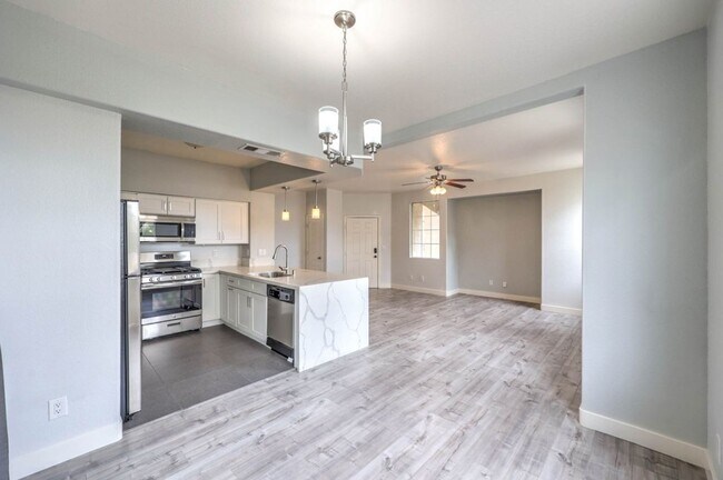 Building Photo - First-Floor 3BR/2BA Gated Condo with Resor...