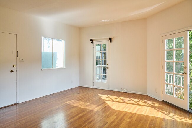 Building Photo - 6148 Glen Holly St