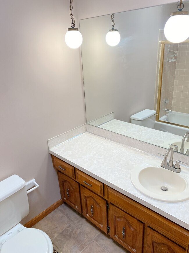 Building Photo - 3BD, 2BTH Bellevue Charmer Ready for YOU, $2,300!!