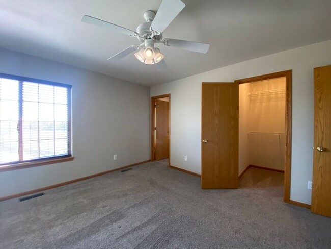 Building Photo - $1,600 | 2 Bedroom, 2.5 Bathroom Townhouse...